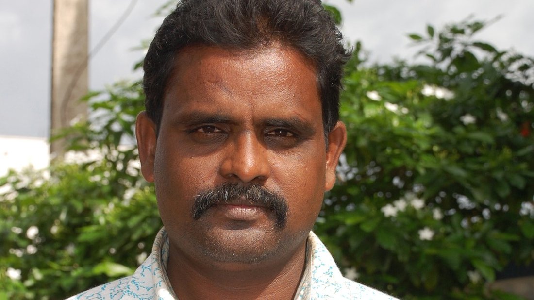 Katti er skredder og fikk oppfølging etter Runes konsert i India i 2011. Katti er skredder og fikk oppfølging etter Runes konsert i India i 2011.