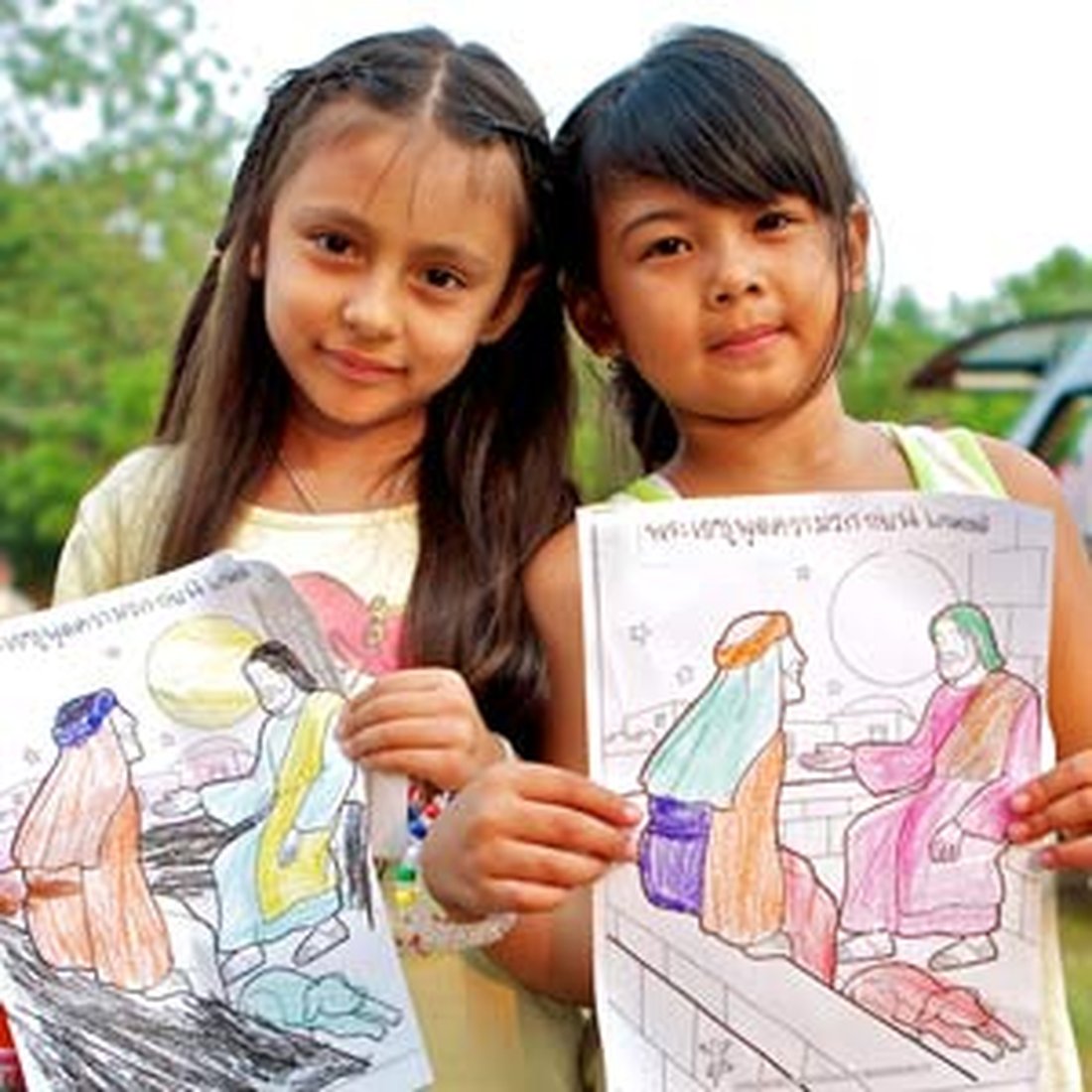 To jenter som har vært på en barnesamling i et slumområdet.