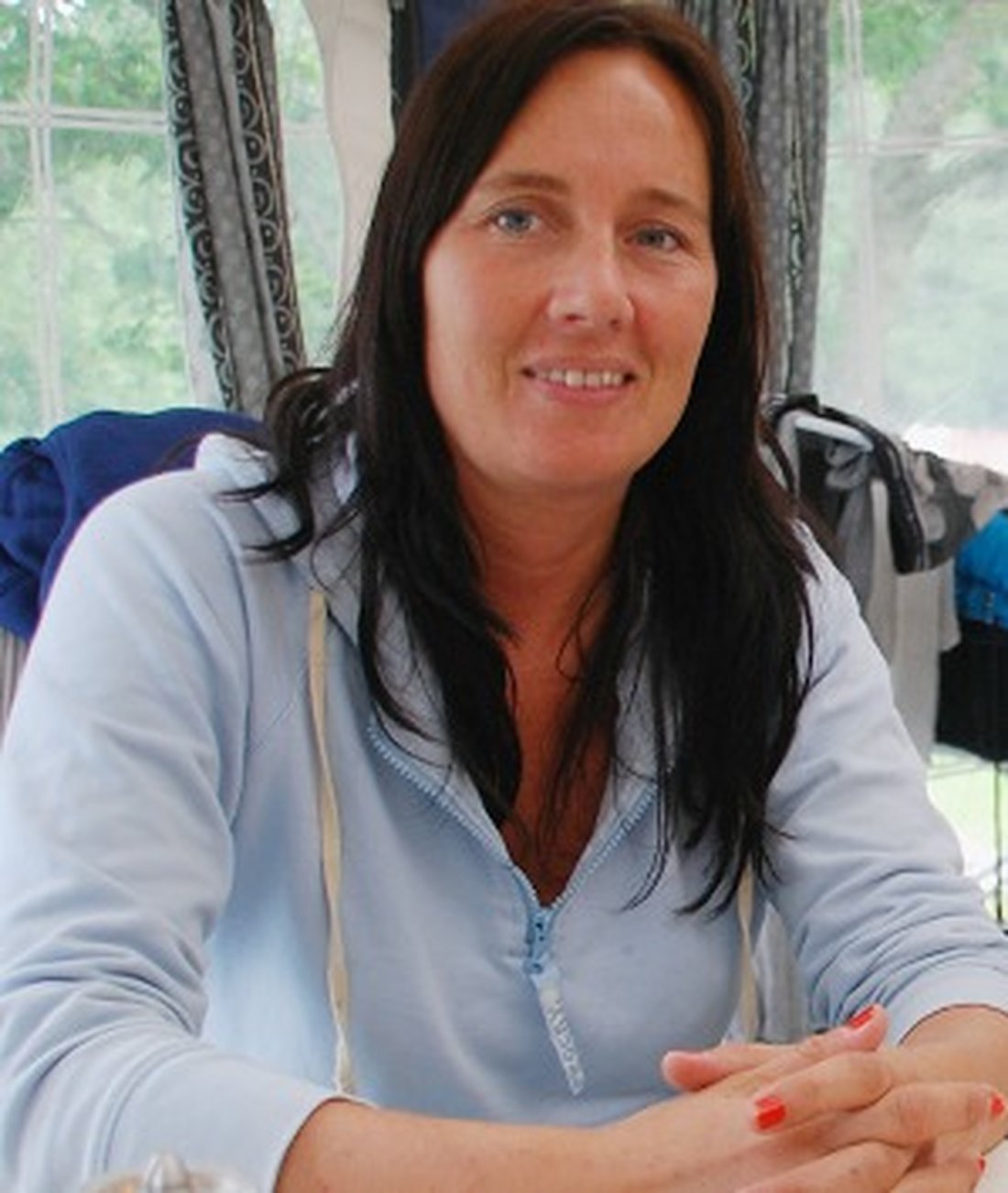 Ester liker campinglivet og forteller at det er 6. året på rad at de er i Sarons Dal.