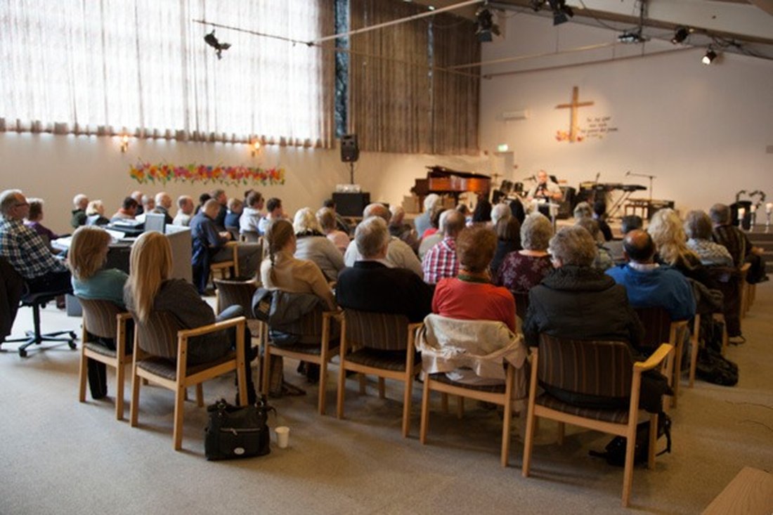 Rune Edvardsen taler i Kirken i Dalen. menighet