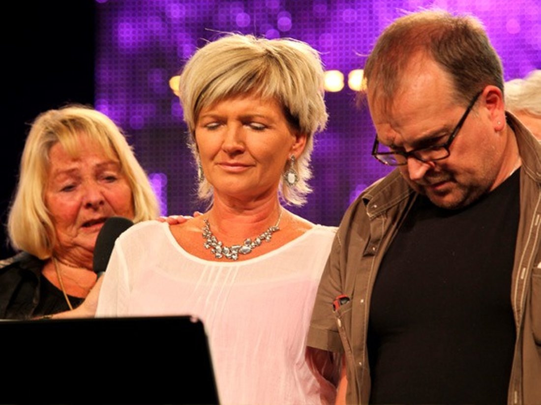 Kari Edvardsen velsigner Sølvi og Rune Edvardsen under Sommerstevnet i Sarons Dal, juli 2012. solvi 2 web