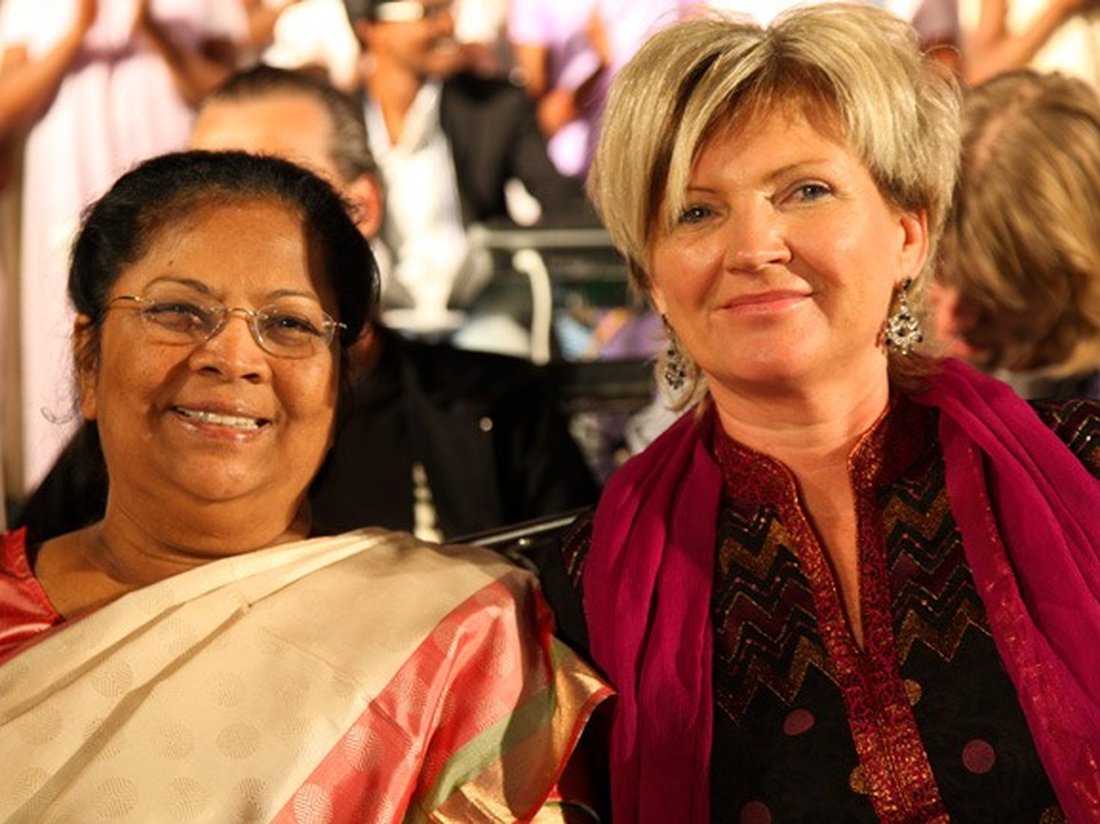 Sølvi Edvardsen sammen med Rachel Komanapalli på en kampanje i India, februar 2012. solvi 3 web