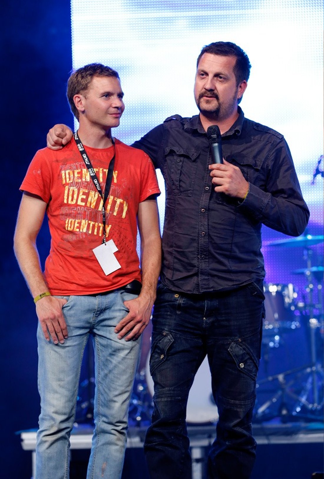 Helge Flatøy (til høyre) introduserer Morten Haave (til venstre) som skal drive festivalen videre i sammen med Hans Martin Skagestad.  mortenhelge jtn2013 web