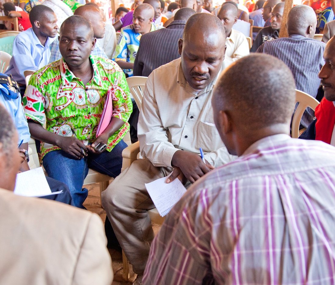 Ferdinand (venstre) og Raymond (høyre) i gruppesamteler under på fredskonferansen i Muhanga. gruppe