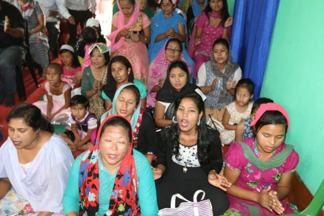 En forsamling av hinduer og buddhister som har konvertert himalayaglenn2016