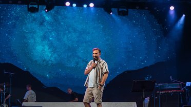 Det er plass til alle ved Kongens bord: FOR GUD ER INGEN UTELATT!